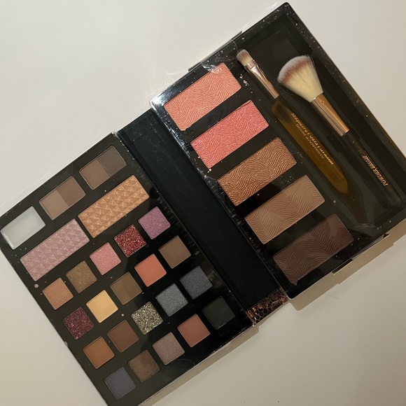 New unopened Paris Hilton makeup set with multiple colors and brushes included - Picture 4 of 6